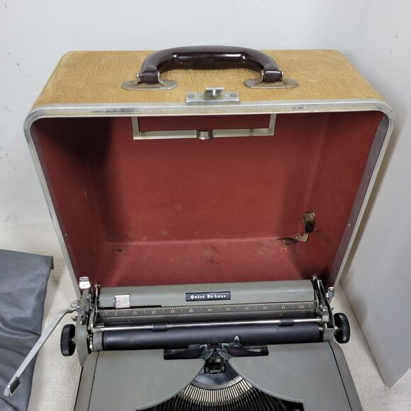 Vintage Royal Typewriter Quiet De Luxe Gray Magic with Portable Case Mid Century - Picture 5 of 16